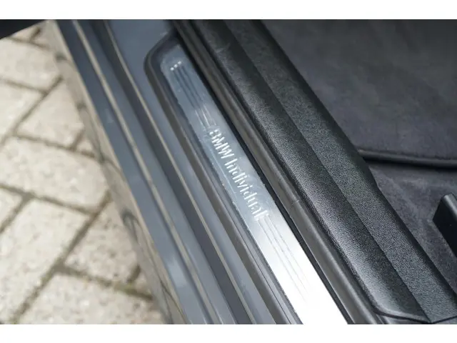 BMW 3 Serie 318i High Executive 2021 Benzine 26