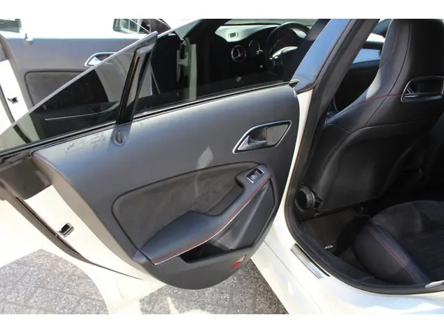 Mercedes-Benz CLA 180 OrangeArt Ed. 2014 Benzine 17