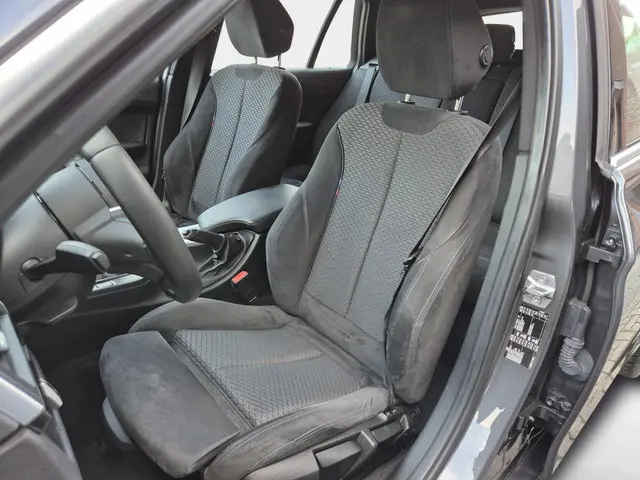 BMW 3 Serie Touring 318i M Sport 2015 Benzine 13