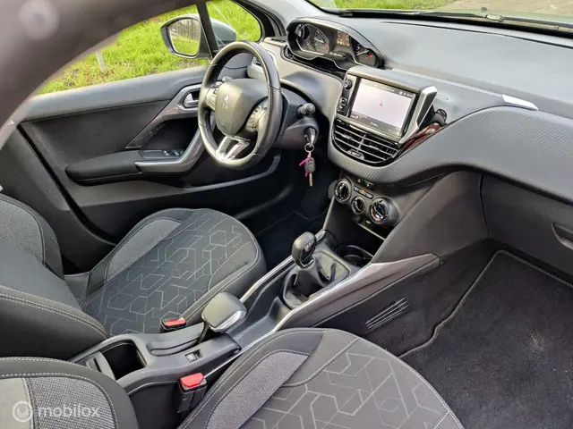 Peugeot 2008 1.2 PureTech Blue Lion 2018 Benzine 23