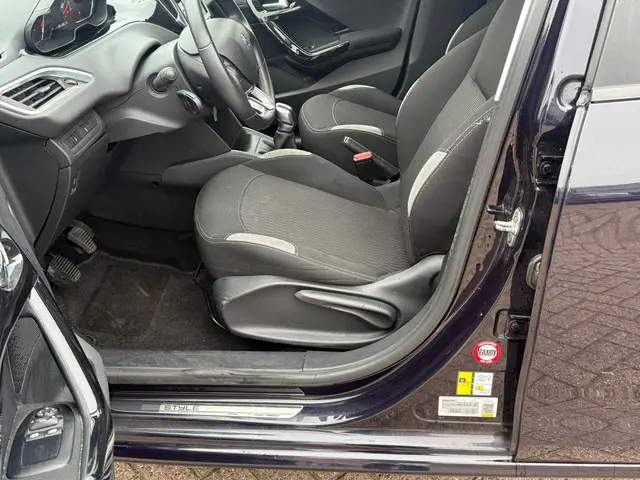 Peugeot 208 1.2 PureTech Style 2015 Benzine 10