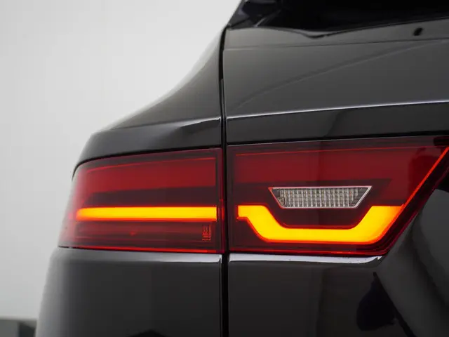 Jaguar E-PACE 1.5 P300e AWD R-Dynamic 2023 Hybride Benzine 9