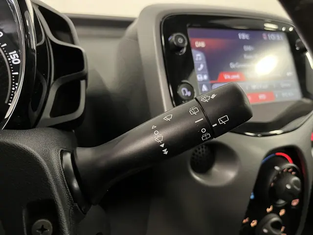Toyota Aygo 1.0 VVT-i x-play 2022 Benzine 24