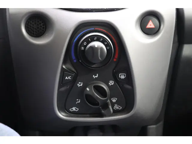 Toyota Aygo 1.0 VVT-i x-play 2020 Benzine 8