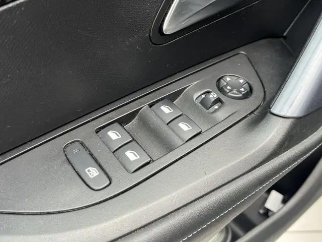 Peugeot 2008 PureTech 100 Allure 2021 Benzine 26