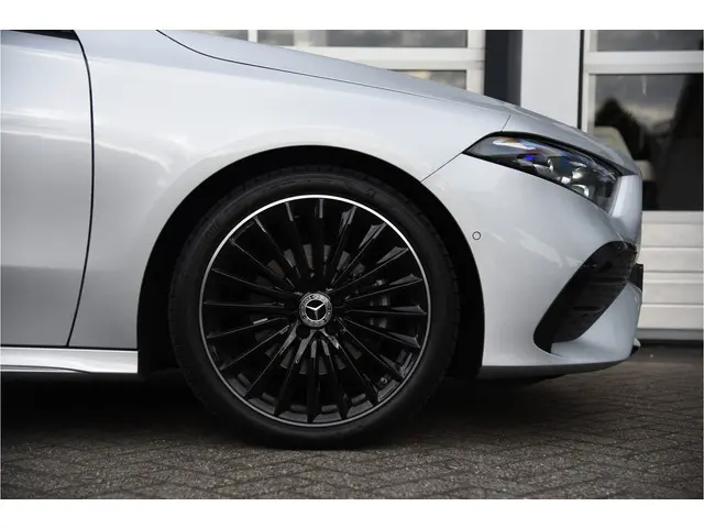 Mercedes-Benz A-Klasse 200 AMG Line 2023 Benzine 5