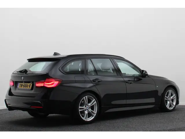 BMW 3 Serie Touring 318i M Sport Edition 2018 Benzine 24