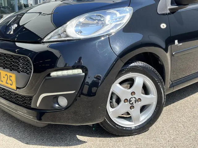 Peugeot 107 1.0 Black & Silver 2013 Benzine 38