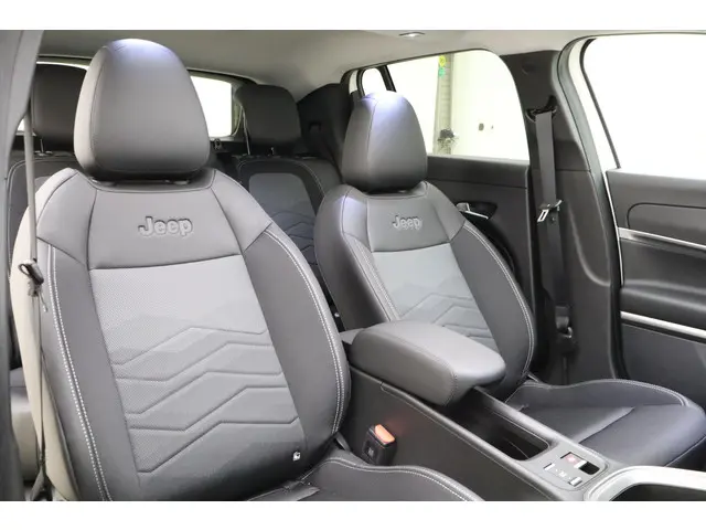 Jeep Avenger Summit 54 kWh 2025 Elektrisch 10