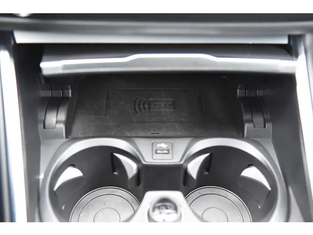 BMW 3 Serie 318i Executive Edition 2021 Benzine 30