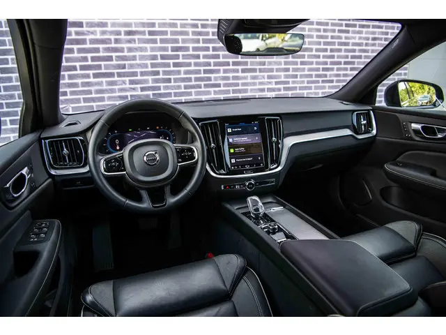 Volvo V60 2.0 B4 Plus Dark 2023 Benzine 11