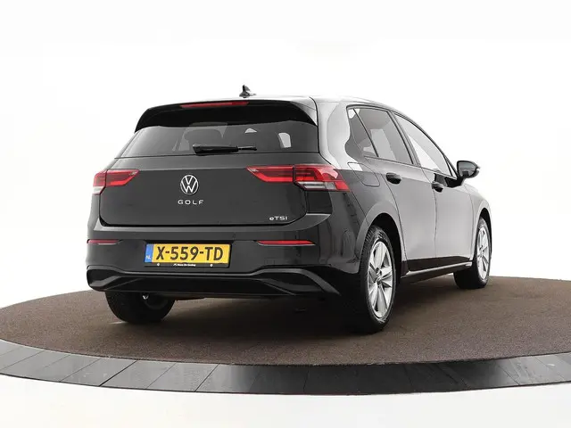 Volkswagen Golf 1.0 eTSI 110pk DSG Life 2024 Benzine 2