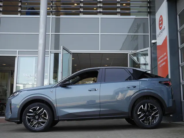 Peugeot 3008 1.2 Hybrid 136 GT 2025 Hybride Benzine 2