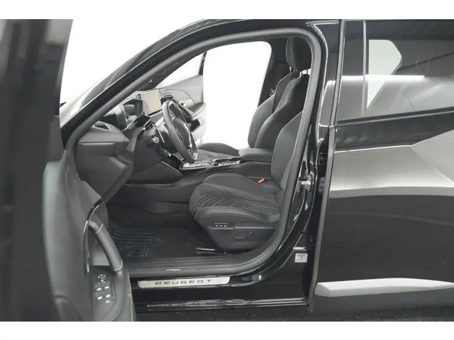Peugeot 2008 PureTech 130 EAT8 GT 2024 Benzine 31