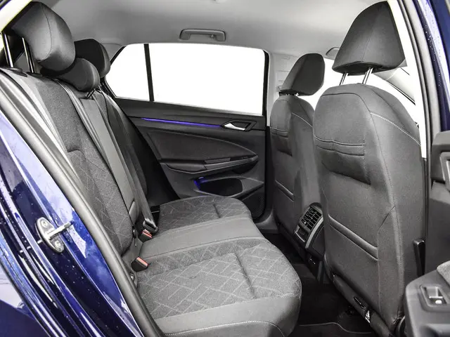 Volkswagen Golf 1.0 TSI 110pk Life 2023 Benzine 10