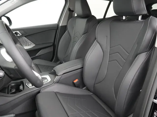 BMW 1 Serie 120 M Sport Design Edition 2025 Benzine 4