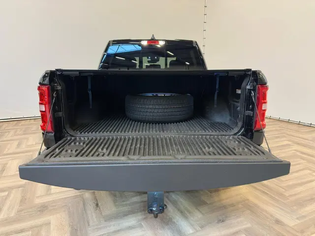 Dodge Ram 1500 5.7 V8 4x4 Crew Cab Laramie 2024 LPG/Gas 11