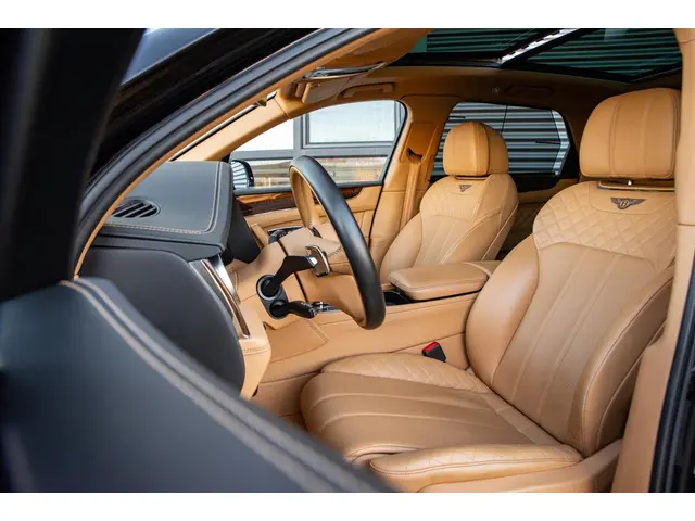 Bentley Bentayga 6.0 W12 black on black 2016 Benzine 12