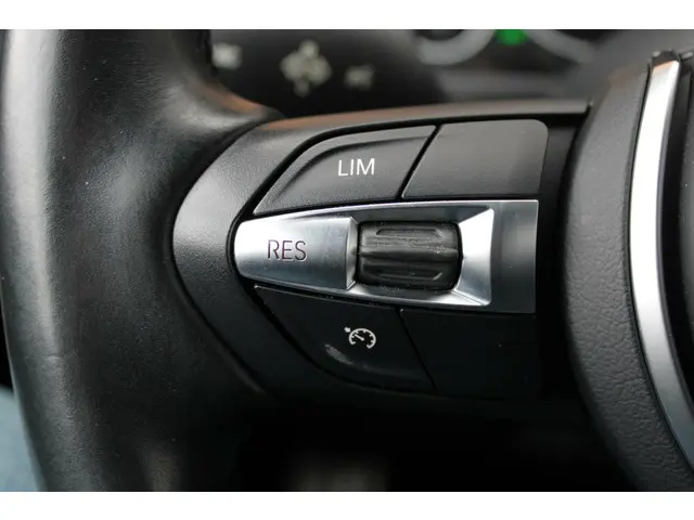 BMW 3 Serie 316i M-Sport | Xenon | Navi prof. 2015 Benzine 25