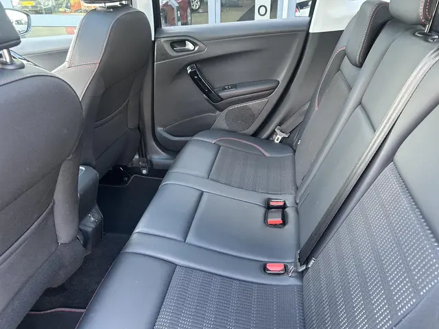 Peugeot 2008 1.2 PureTech GT-Line 2019 Benzine 18
