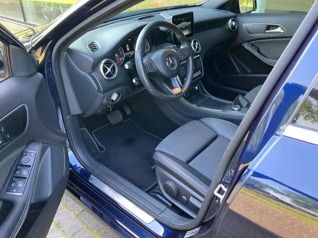 Mercedes-Benz A-Klasse 180 Business Solution 2018 Benzine 4