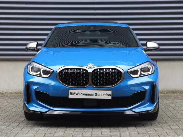 BMW 1 Serie 5-deurs M135i xDrive 2019 Benzine 3