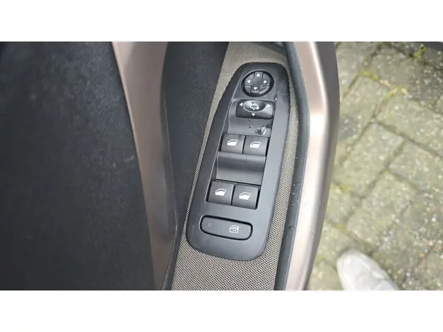 Peugeot 2008 1.2 VTi Allure Pack Premium Plus 2014 Benzine 17