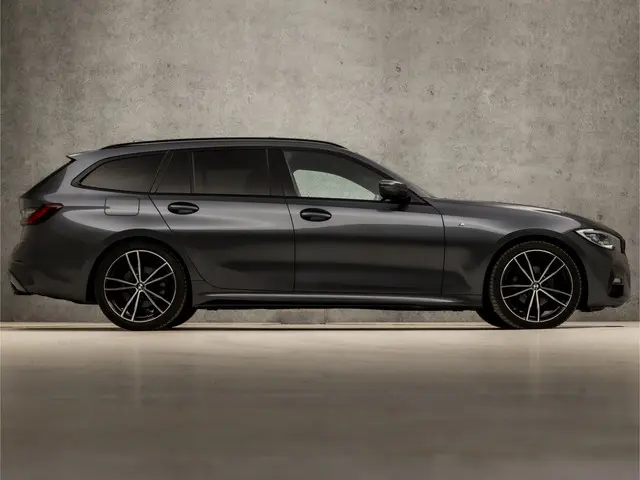 BMW 3 Serie Touring 318i M Sport 2021 Benzine 4