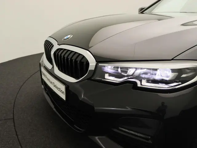 BMW 3 Serie 320i Touring 2020 Benzine 37
