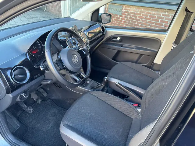 Volkswagen up! 1.0 high up! BlueMotion 2016 Benzine 8