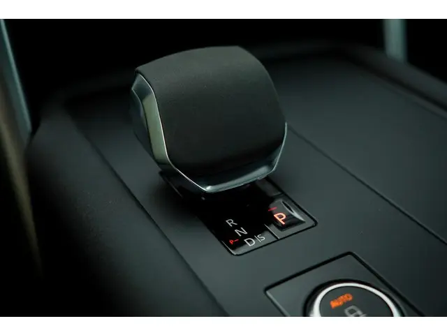 Land Rover Discovery 3.0 D250 R-Dynamic SE 2024 Diesel 16