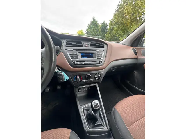 Hyundai i20 1.2 HP i-Motion /NAP/Airco/cruise/ 2016 Benzine 12