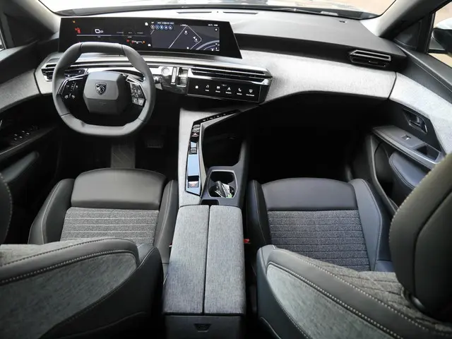 Peugeot 5008 1.2 Hybrid 136 Allure 2025 Hybride Benzine 18