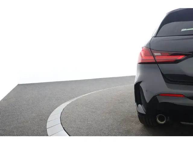 BMW 1 Serie 118i Executive Edition 2021 Benzine 34