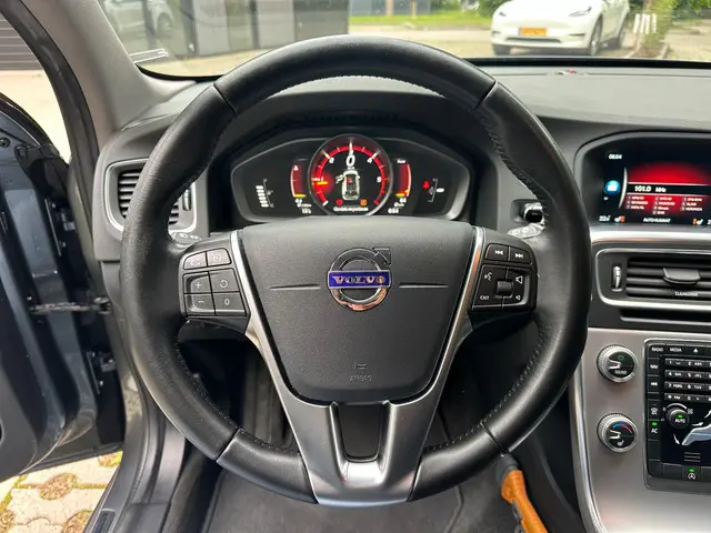 Volvo V60 2.0 D2 Nordic+ 1e Eigenaar Dealer 2017 Diesel 11