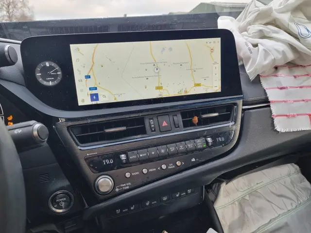 Lexus ES 300h President Line 2023 Hybride Benzine 18