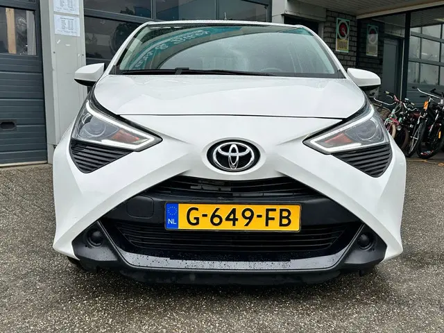 Toyota Aygo 1.0 VVT-i x-play ltd 2019 Benzine 12