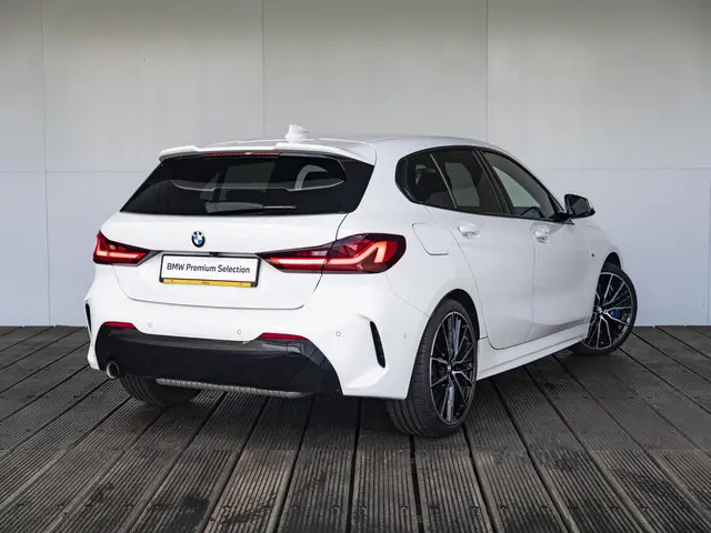 BMW 1 Serie 118i 2021 Benzine 2