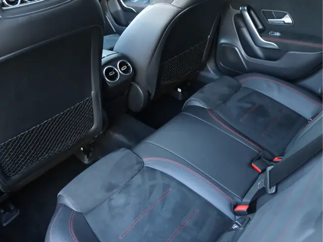 Mercedes-Benz A-Klasse 200 AMG-line 2019 Benzine 25