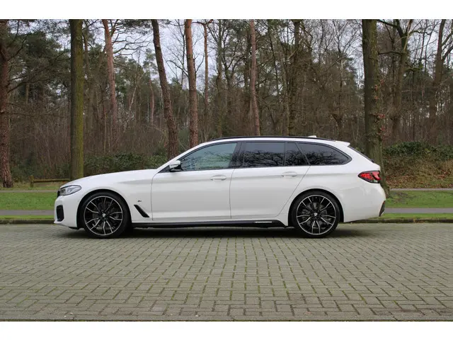 BMW 5 Serie Touring 520i 2022 Benzine 3