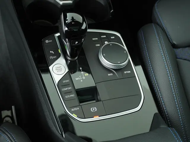 BMW 1 Serie 120i Executive 2022 Benzine 22