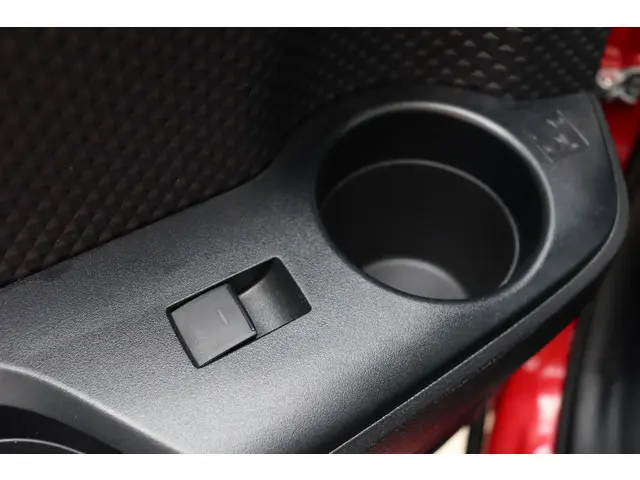 Toyota C-HR 1.8 Hybrid Dynamic, 2023 Hybride Benzine 33