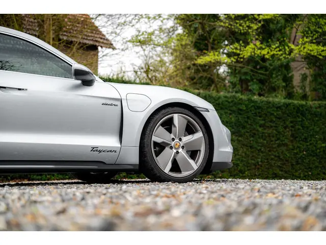 Porsche Taycan Performance 2021 Elektrisch 27