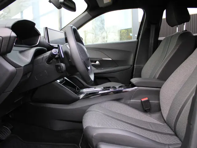 Peugeot 2008 1.2 PureTech 130 Allure 2024 Benzine 12