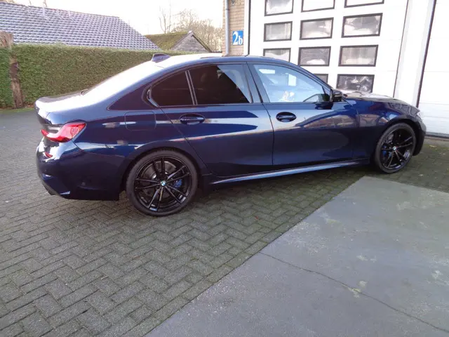 BMW 3 Serie 330i High Executive 2020 Benzine 4