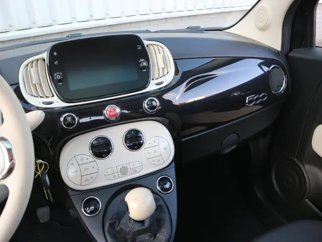 Fiat 500 1.0 Hybrid Dolcevita 2020 Benzine 12