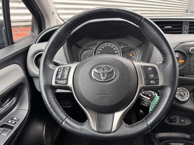 Toyota Yaris 1.3 VVT-i Aspiration 2015 Benzine 6