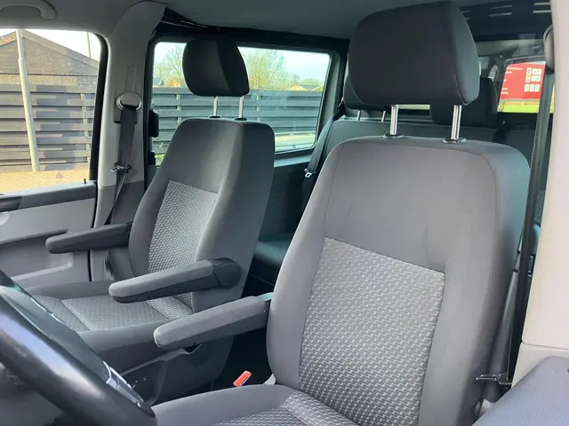 Volkswagen Transporter 2.0 TDI L2H1 DC 2015 Diesel 23