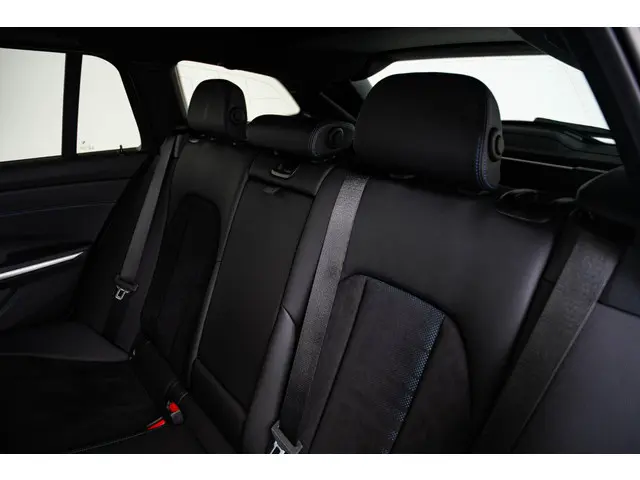 BMW 3 Serie Touring 330i 2023 Benzine 18