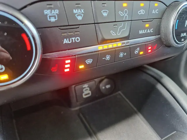 Ford Kuga 2.5 PHEV ST-Line 2024 Hybride Benzine 12